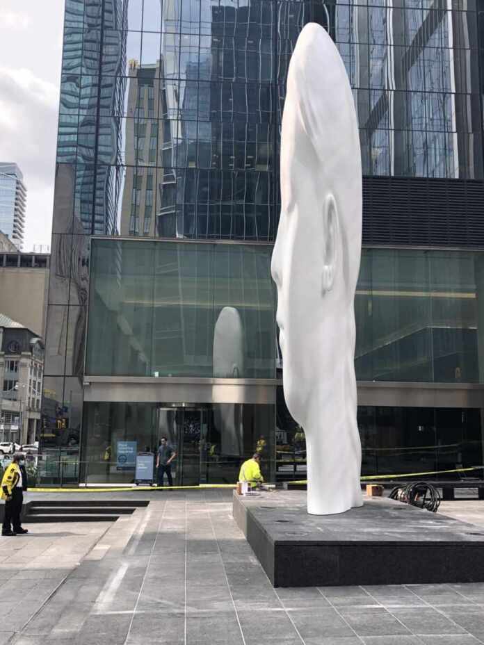 Conoce la nueva escultura de cabeza gigante que desconcierta a los habitantes de Toronto QPASA