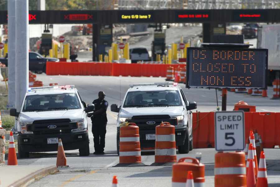 Por un mes más permanecerá cerrada para viajes no esenciales la frontera terrestre entre Canadá y Estados Unidos como medida para combatir el aumento de COVID-19.