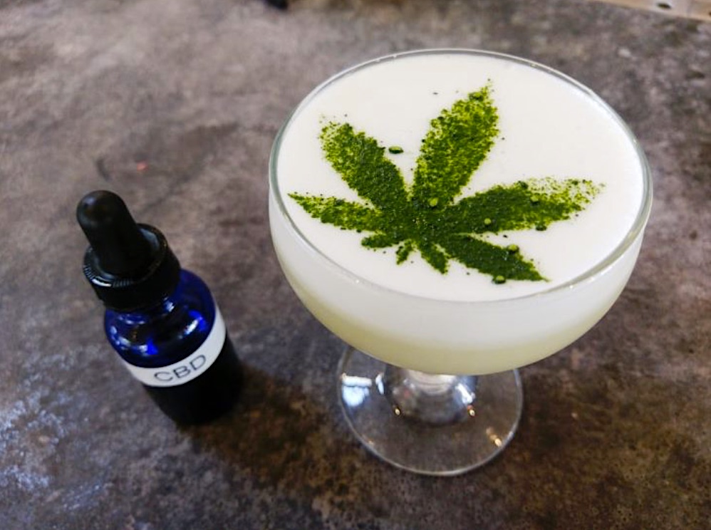 ¿Son las bebidas de cannabis el futuro de la marihuana legal?, una forma menos conocida de consumir cannabis se está abriendo paso en la industria de las bebidas alcohólicas.