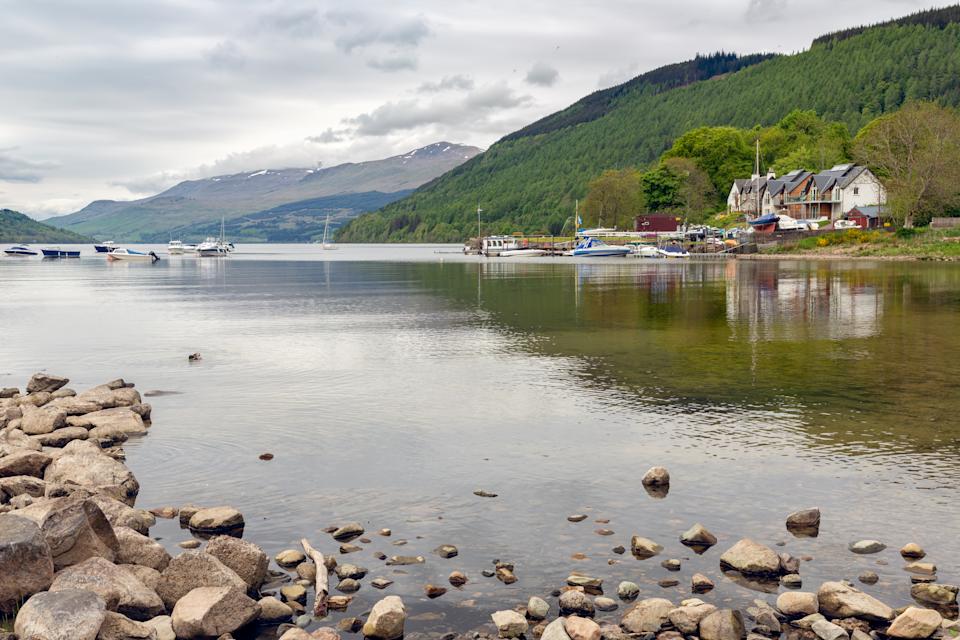 En Escocia está a la venta un pueblo que tiene una playa privada y ruinas del siglo XVII, se dice que está encantado y ha estado deshabitado por casi un siglo.