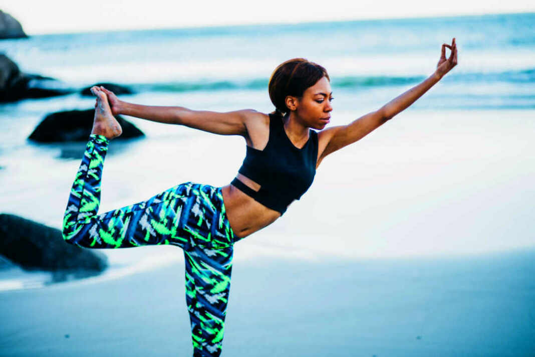 Mujer practicando yoga suave, una de las actividades del ejercicio zona cero