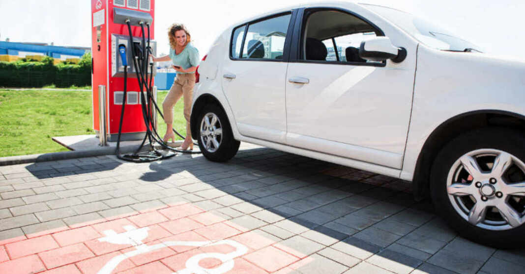 Vehículo eléctrico cargando, tecnología central del proyecto mexicano Olinia
