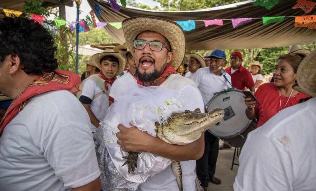 Alcalde se casa con cocodrilo en México