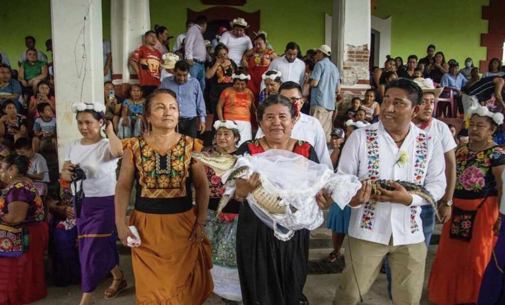 Alcalde se casa con cocodrilo en México