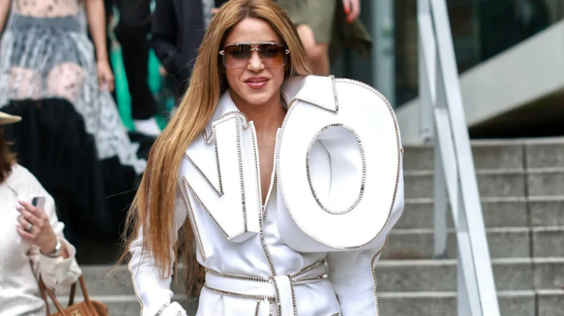 Shakira llamó la atención con su traje NO en la Semana de la Moda de