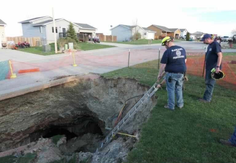 socavón cueva debajo de casas dakota del sur