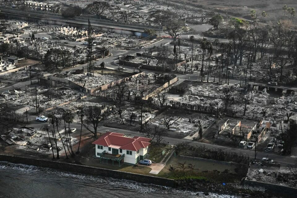 casa que sobrevivió a los incendios en las isla de maui hawaí