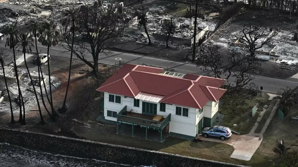 casa que sobrevivió a los incendios en las isla de maui hawaí