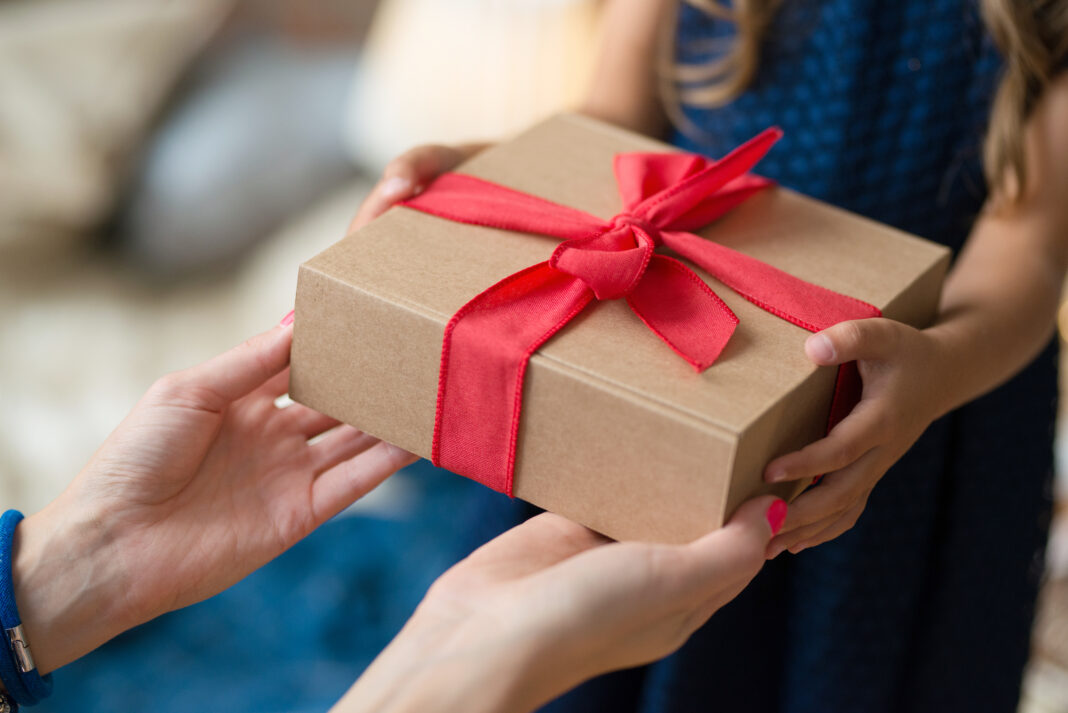 lista ideas peores regalos a personas ciegas discapacidad visual dos jóvenes ciegos