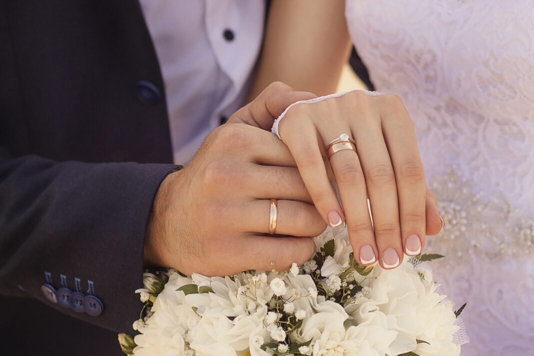 estudio reveló que parejas que más gastan en boda con anillos costosos tiene más probabilidades de divorcio