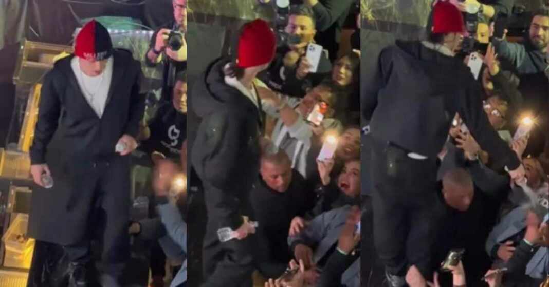 peso pluma hecho agua a fan por tocarle la pierna