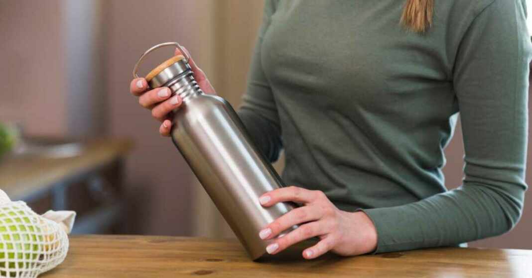 mujer enfermó por no lavar bien el termo del agua
