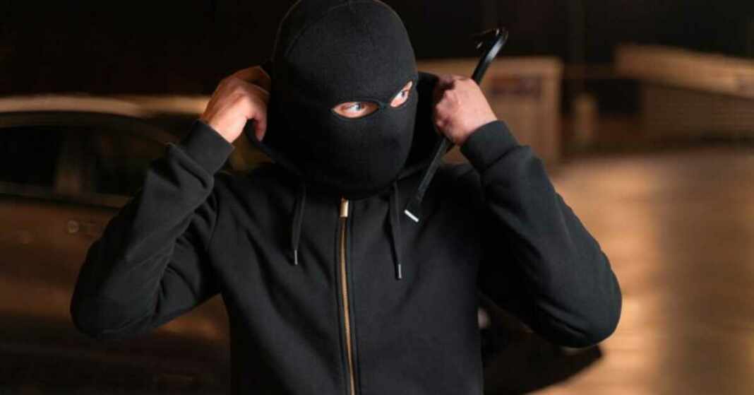 ladrón dormilón capturado porque se quedó dormido mientras robaba una casa