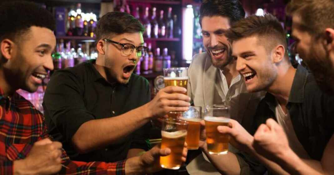 beneficios de salidas con amigos al menos dos veces a la semana hombres vida saludable