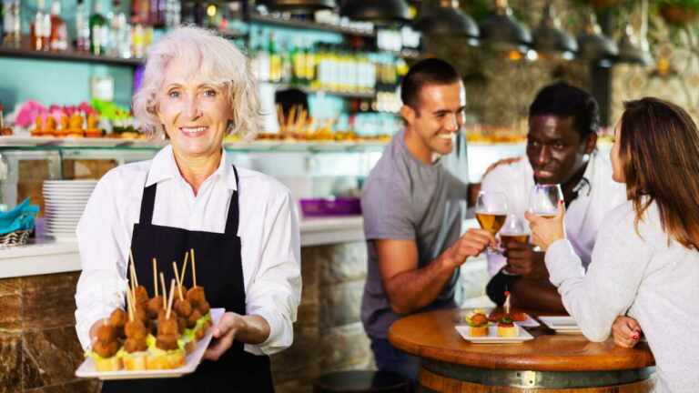 Restaurante en Nueva York se viraliza por sólo contratar abuelas como cocineras