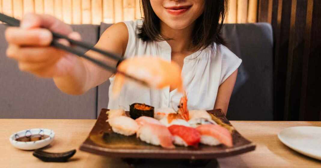 muertes enfermedades por comer pescado o mariscos crudos