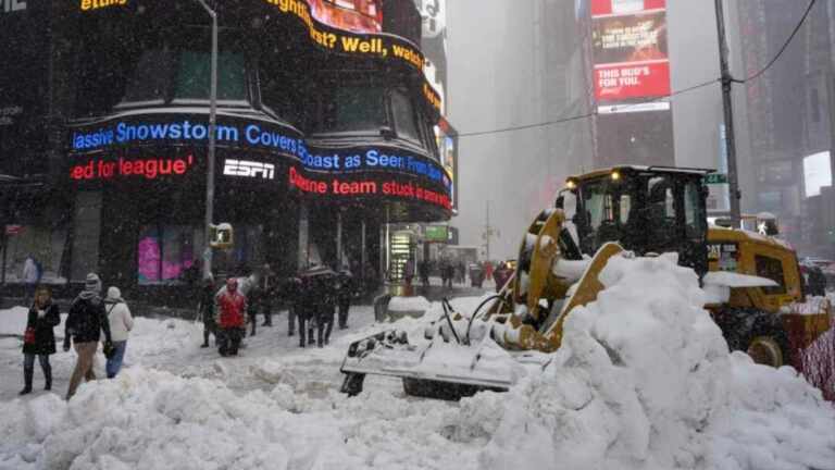 Fuertes nevadas en el noreste de Estados Unidos colapsan el transporte aéreo y terrestre