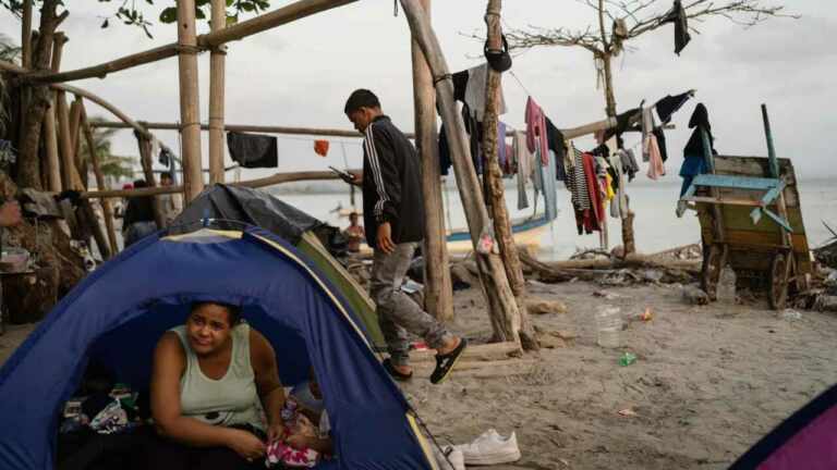 Este es el infierno que viven miles de inmigrantes varados en playas colombianas  