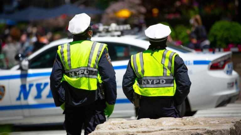 Agentes de Policía de Nueva York habrían aplicado descarga eléctrica a mujer con bebé en brazos 