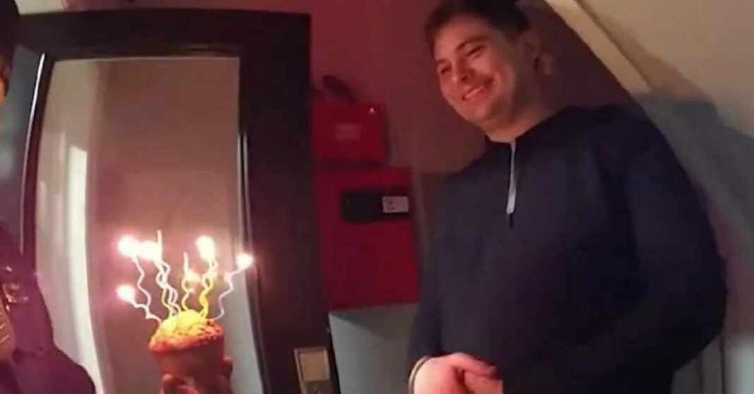 joven llamó al 911 porque estaba solo en su cumpleaños y policías le prepararon uan sorpresa