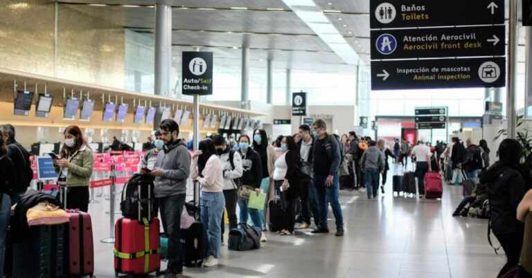 más de mil personas emigran cada día de colombia