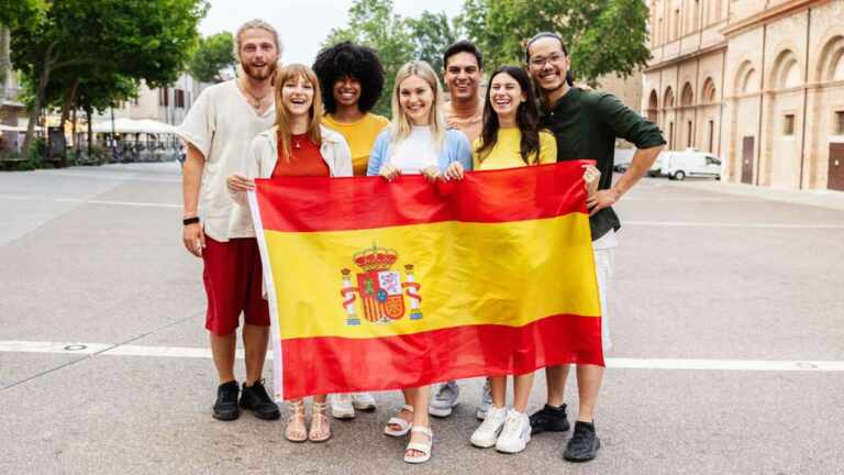 España prorroga por un año más la “ley de nietos” que permite a descendientes de los españoles exiliados adquirir esa nacionalidad