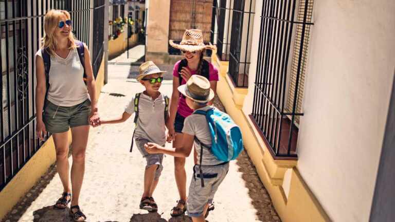 Si tienes familiares en España podrías obtener la residencia a través de este programa migratorio