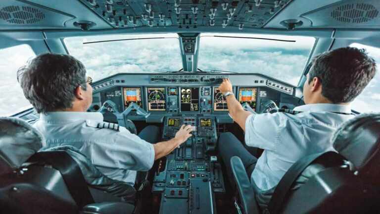 ¡El susto de sus vidas! Un avión aterrizó de emergencia porque uno de los pilotos perdió la vida en el aire