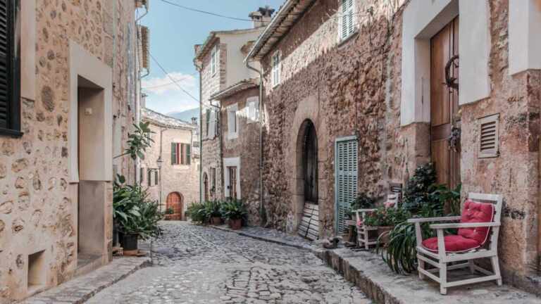 Este pueblo en España está ofreciendo un puesto en el que pagan 2.500 euros y vivienda gratis para latinoamericanos