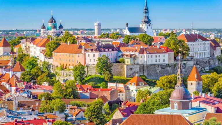 Estonia se está convirtiendo en uno de los mejores países para emigrar en 2025 y esta es la extraña razón