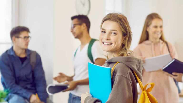 Universidades en EE.UU. aconsejan a estudiantes extranjeros regresar de vacaciones antes de la posesión de Trump