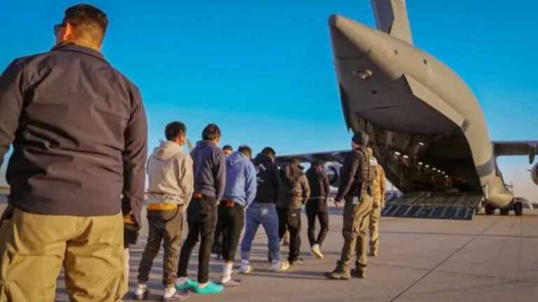México provoca a Trump al negar la entrada de un avión militar de EEUU con supuestos migrantes deportados