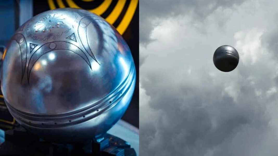 Esfera metálica sobrevolando Medellín