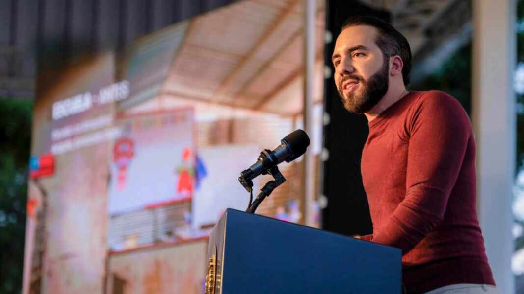 El Salvador aplica reglamento escolar con uniforme limpio y saludo obligatorio
