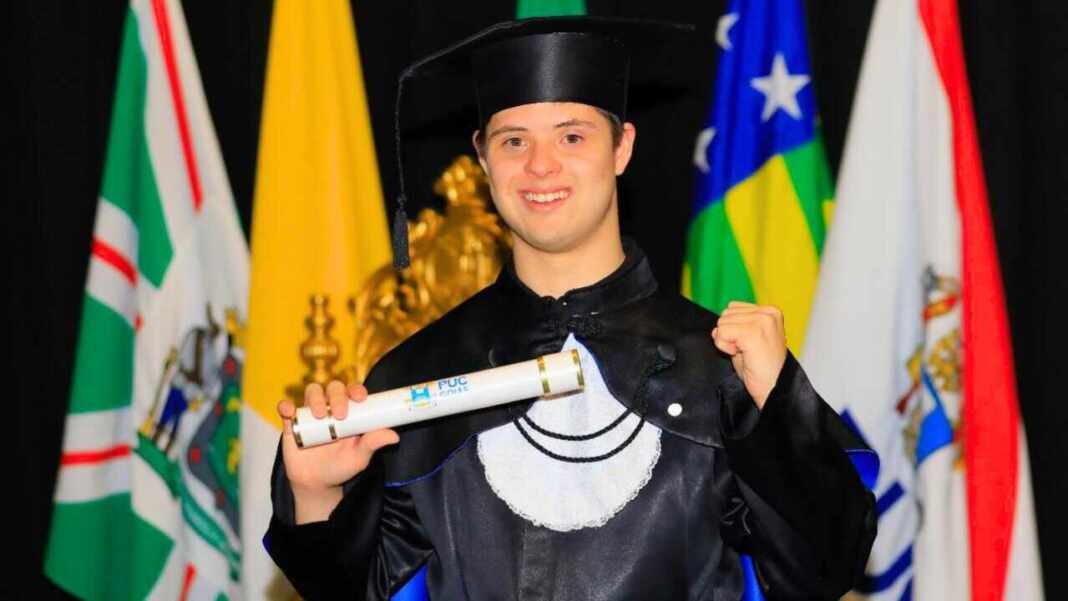 João Vitor estudiante con síndrome de Down