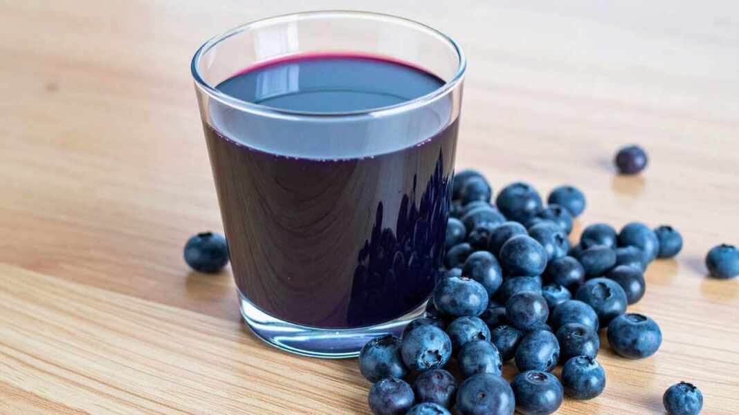 Jugo de arándanos mejora la memoria y podría ralentizar el envejecimiento cerebral según la ciencia