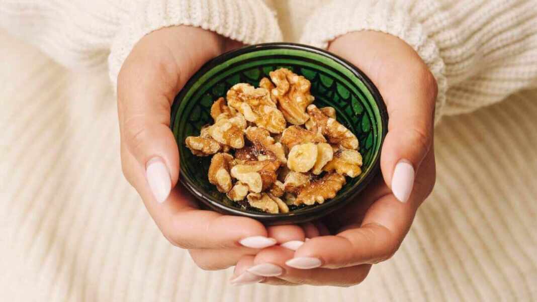 Un estudio revela que comer nueces cada día podría frenar el crecimiento del cáncer de mama