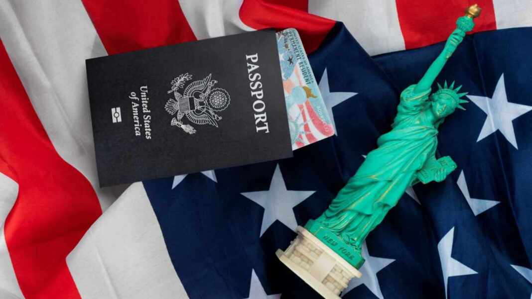 Pasaporte y Estatua de la Libertad sobre la bandera de Estados Unidos, símbolo de la lotería de visas