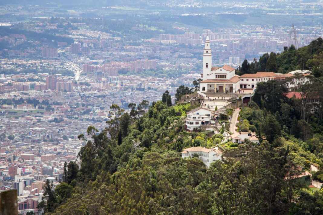 El cerro de Monserrate visto desde el aire sobre Bogotá