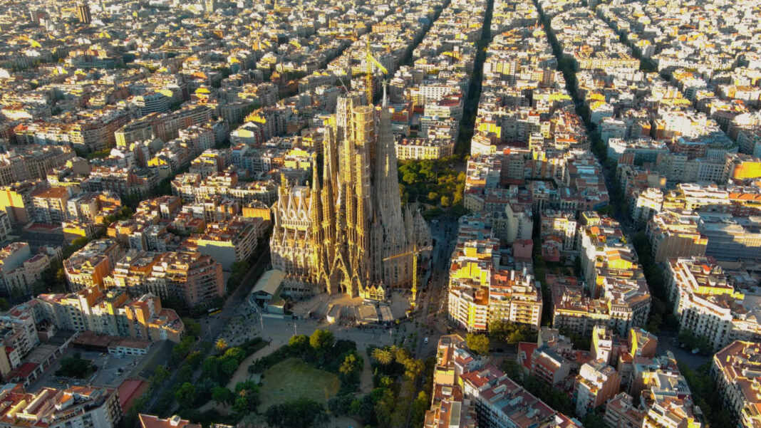 El Eixample de Barcelona y la Sagrada Familia al amanecer