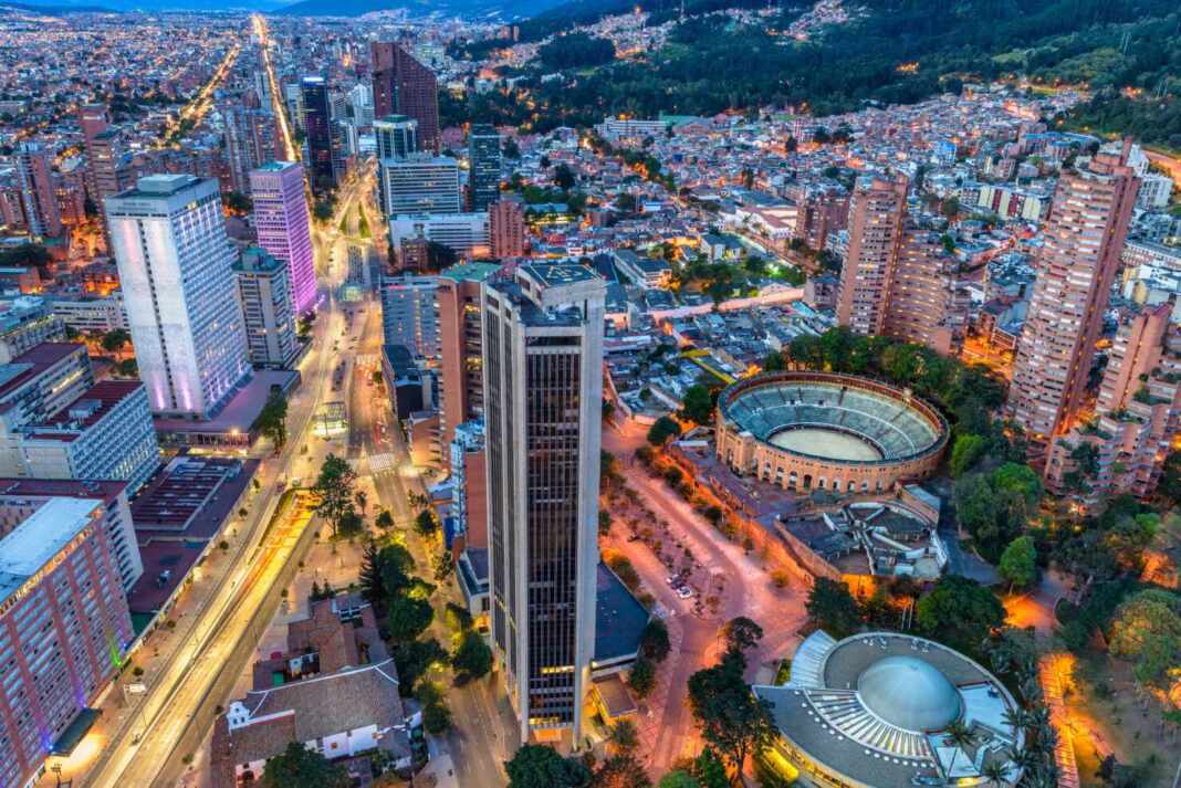 Vista aérea nocturna del centro de Bogotá con la Torre Colpatria