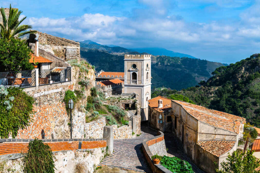 Vista del pueblo de Savoca en Sicilia, Italia, una de las zonas con casas de un euro
