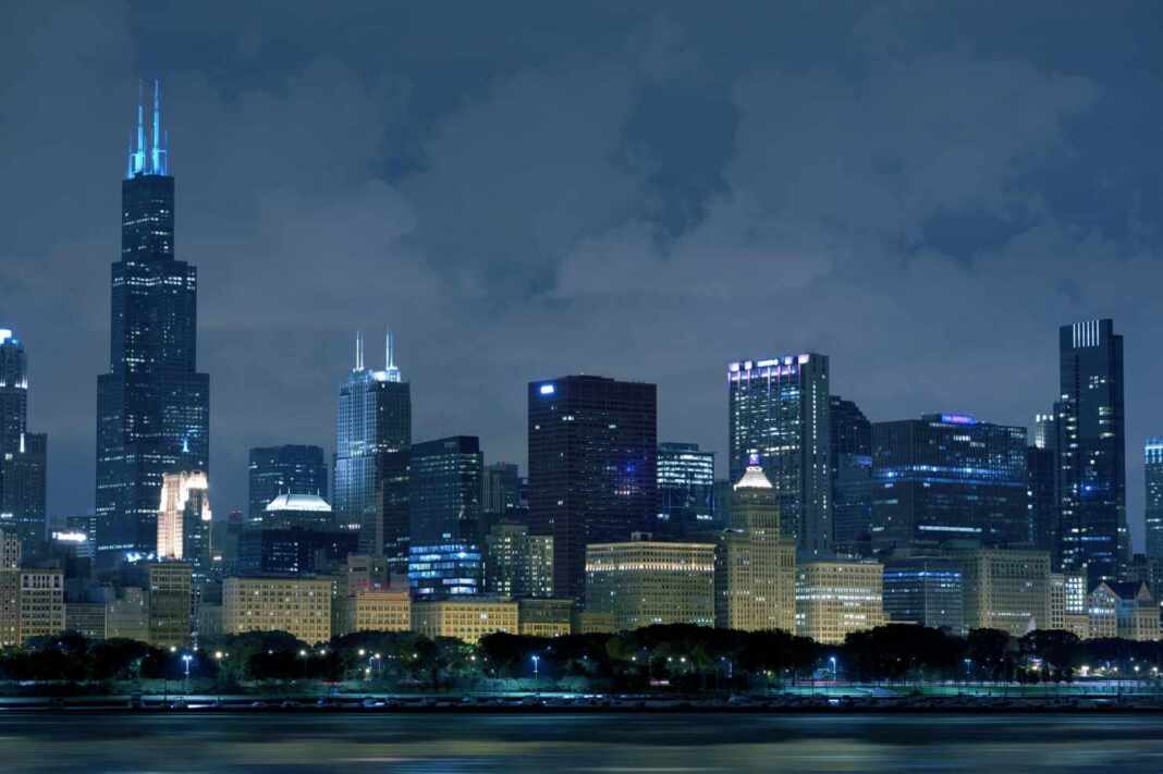 El horizonte nocturno de Chicago junto al lago Míchigan
