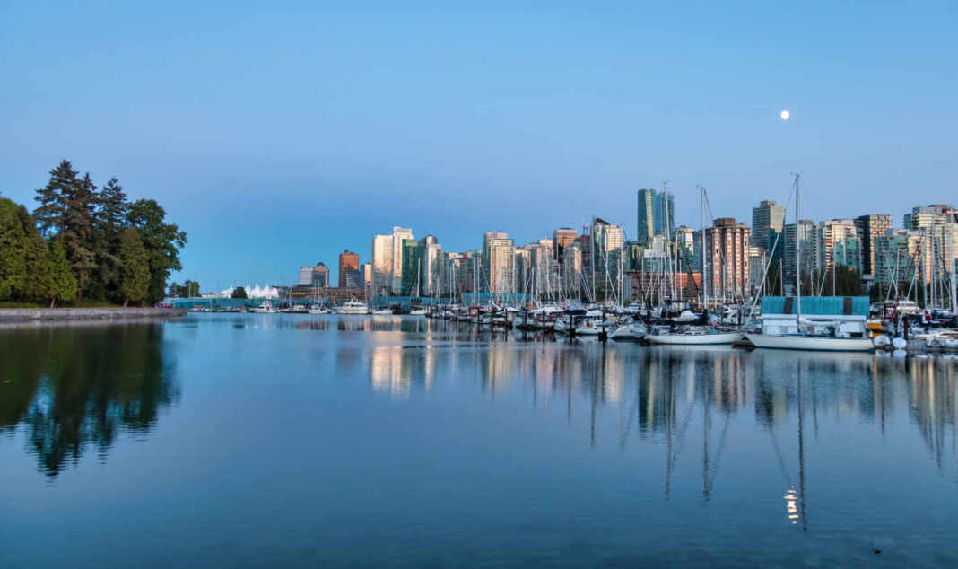 El puerto y el horizonte de Vancouver desde Stanley Park