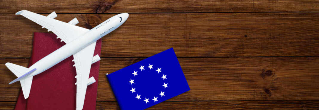 Documento de visa Schengen junto a un pasaporte, en referencia al nuevo permiso ETIAS 2026