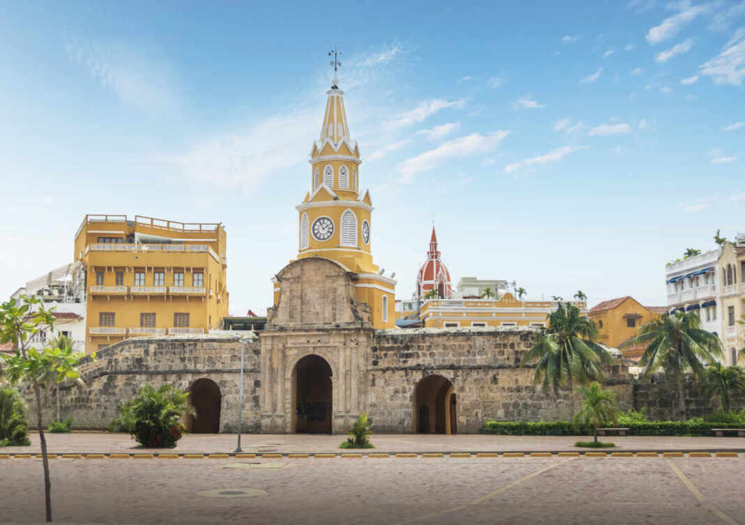 La Torre del Reloj en la ciudad amurallada de Cartagena