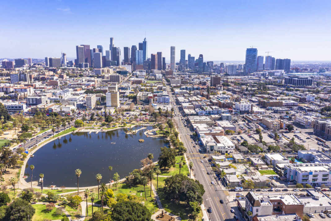 El centro de Los Ángeles detrás del parque MacArthur