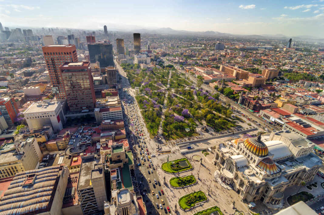 Vista aérea del centro de la Ciudad de México con el Palacio de Bellas Artes