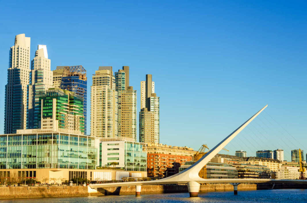 Rascacielos de Puerto Madero y el Puente de la Mujer en Buenos Aires