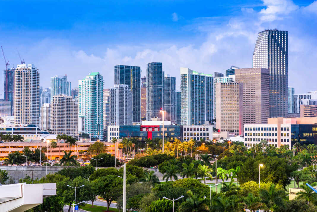 Rascacielos del centro de Miami vistos desde un parque